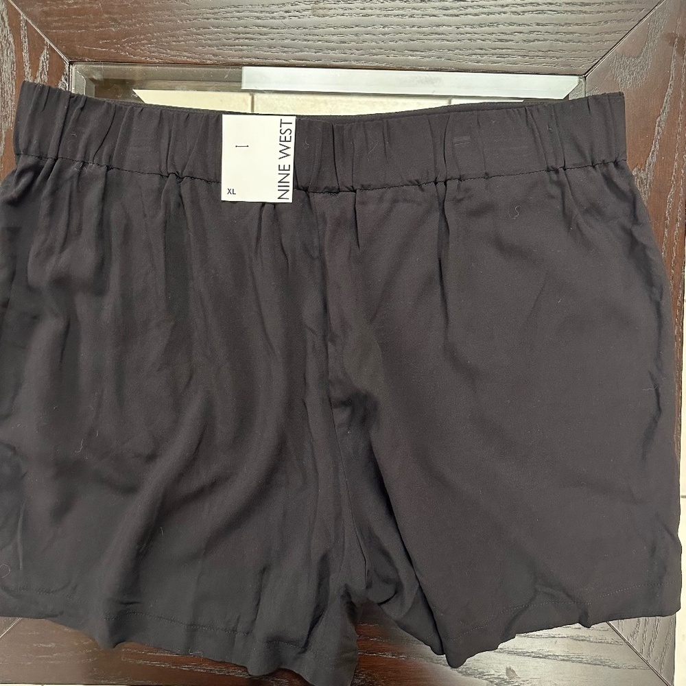 *NINE WEST* Black Flowy Shorts Size XL NWT